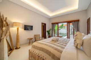 Private Pool, Perfect Location -Your Exclusive 3-Bedroom Villa in Canggu -Book Now! - Kerobokan - 1