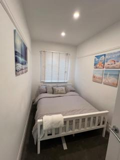 Salvation View 2 Bed Apartment - Hadleigh - 9