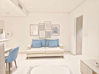 The Palm Hideaway Chic Apartment with Rooftop Vibes Managed by SunnyHomes - 8