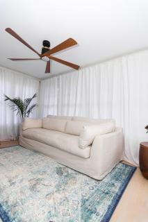 Spacious Beach Vibe Newark's Hidden Gem - 9