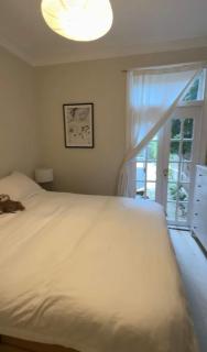 Private One Bedroom Apartment & Garden - Raynes Park - 2