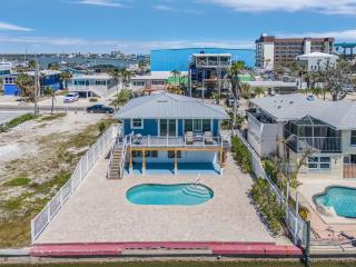920 Stunning Bay View Home with Heated Pool, Walk to Times Square! - Fort Myers Beach - 8