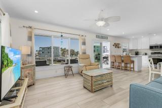 920 Stunning Bay View Home with Heated Pool, Walk to Times Square! - Fort Myers Beach - 7