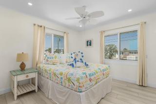 920 Stunning Bay View Home with Heated Pool, Walk to Times Square! - Fort Myers Beach - 6