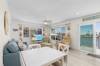 920 Stunning Bay View Home with Heated Pool, Walk to Times Square! - Fort Myers Beach - 4