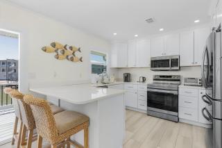 920 Stunning Bay View Home with Heated Pool, Walk to Times Square! - Fort Myers Beach - 2