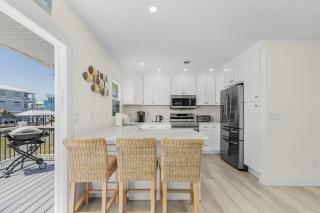 920 Stunning Bay View Home with Heated Pool, Walk to Times Square! - Fort Myers Beach - 1