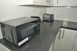 Moments Made Here, Cosy 4-Bed Swiss Cottage, Perfect for 10, Free WiFi - Londra - 2