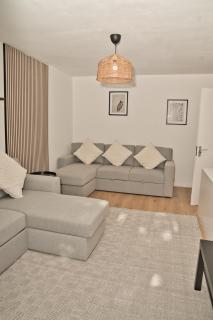 Moments Made Here, Spacious Swiss Cottage with 4 Bedrooms, Sleeps 10, Free WiFi - 9