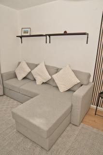 Moments Made Here, Peaceful 4-Bedroom Swiss Cottage, Sleeps 10, Free WiFi - 9