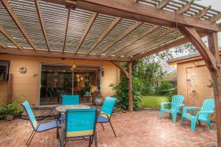 Light filled Artist Home w King Bed Walk to Bayfront - 9