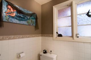 Light filled Artist Home w King Bed Walk to Bayfront - 8