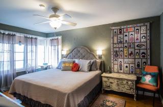 Light filled Artist Home w King Bed Walk to Bayfront - 7