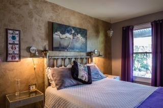 Light filled Artist Home w King Bed Walk to Bayfront - 3