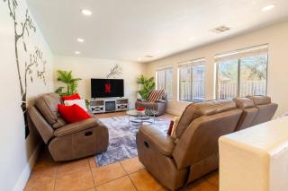 Luxurious Retreat - FREE HTD Pool - Outdoor Fun - Casa Grande - 8