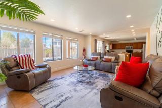 Luxurious Retreat - FREE HTD Pool - Outdoor Fun - Casa Grande - 5