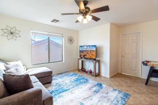 Luxurious Retreat - FREE HTD Pool - Outdoor Fun - Casa Grande - 2