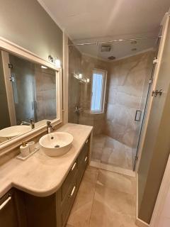 Vibrant Stay l Stylish 2BD in TOP CENTER - 3
