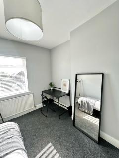 Luxury 5 bed Salford home free parking - Manchester - 9