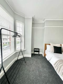 Large 5-Bedroom House in Salford-Free Parking-Sleeps 10 - 5