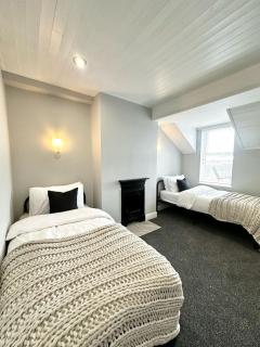 Large 5-Bedroom House in Salford-Free Parking-Sleeps 10 - 3