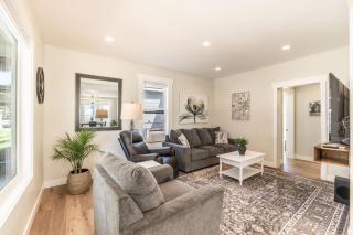 Flying Colors Cottage Walk to Downtown - 0