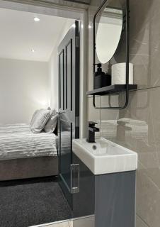 Spacious 4-Bedroom En-Suite Home - Newly Renovated - Stoke on Trent - 8