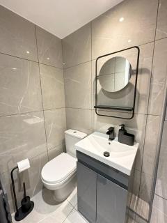 Spacious 4-Bedroom En-Suite Home - Newly Renovated - Stoke on Trent - 5