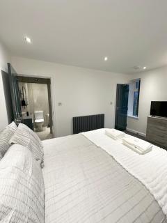 Spacious 4-Bedroom En-Suite Home - Newly Renovated - Stoke on Trent - 4