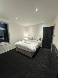 Spacious 4-Bedroom En-Suite Home - Newly Renovated - Stoke on Trent - 2