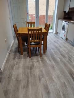4 bedroom refurbished house perfect for families, workers and groups situated in Dudley near town centre and Russall hall hospital - Dudley - 9