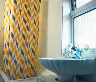 IVY GREEN HOUSE - SLEEPS upto 7, CENTRAL LOCATION, WIFI, NETFLIX, PARKING - NEWLY DECORATED - 2