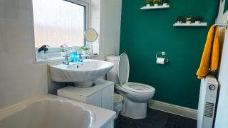 IVY GREEN HOUSE - SLEEPS upto 7, CENTRAL LOCATION, WIFI, NETFLIX, PARKING - NEWLY DECORATED - 3