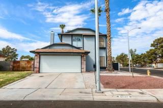 Vegas Living Gorgeous Home with Pool Near The Strip - 4