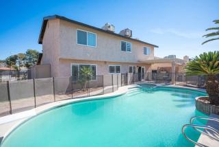 Vibrant Vegas Getaway w Pool Close to the Strip - Las Vegas - 0