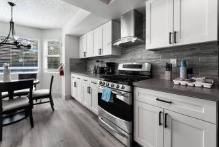 Bright Big City Lights Your Home Near the Strip - 2