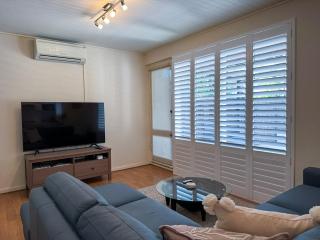 Bright & Airy Adelaide Retreat with Courtyard - 7