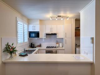 Bright & Airy Adelaide Retreat with Courtyard - 8