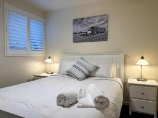 Bright & Airy Adelaide Retreat with Courtyard - - 1