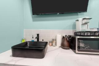 Tiny & Chic Heights Hideaway with Free Parking - Houston - 2
