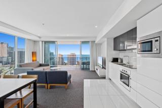 Modern 2-Bed with Pool Access in Surfers Paradise - Gold Coast - 8