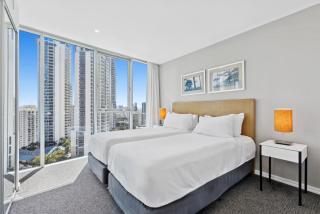 Modern 2-Bed with Pool Access in Surfers Paradise - Gold Coast - 2