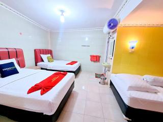 Urbanview Hotel Mawar Sharon near Alun Alun Batu - 6