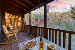 Four Bears Lodge by AvantStay Hot Tub, Game Room, Views Near Pigeon Forge - Sevierville - 7
