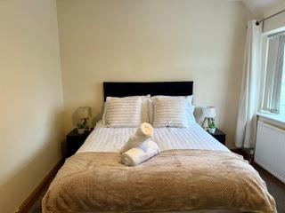 Elegant 5BR House - Near Wollaton Hall, QMC, City Centre & Nottingham University - Sleeps 9 - 9