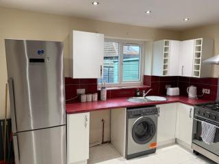 Elegant 5BR House - Near Wollaton Hall, QMC, City Centre & Nottingham University - Sleeps 9 - 2