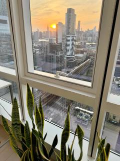 1 Stop to Midtown Amazing View Luxury High Rise Corner 1 Bedroom Apartment - Sunnyside - 3