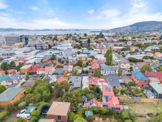 2 Bedroom House - Hobart CBD - - 7