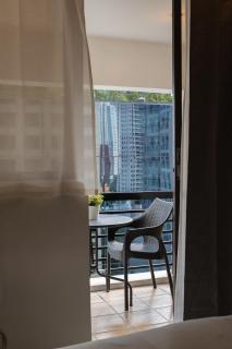 Charming Greenbelt Condo with Balcony & Pool Access - Manila - 5