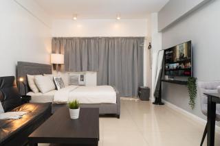 Charming Greenbelt Condo with Balcony & Pool Access - Manila - 1